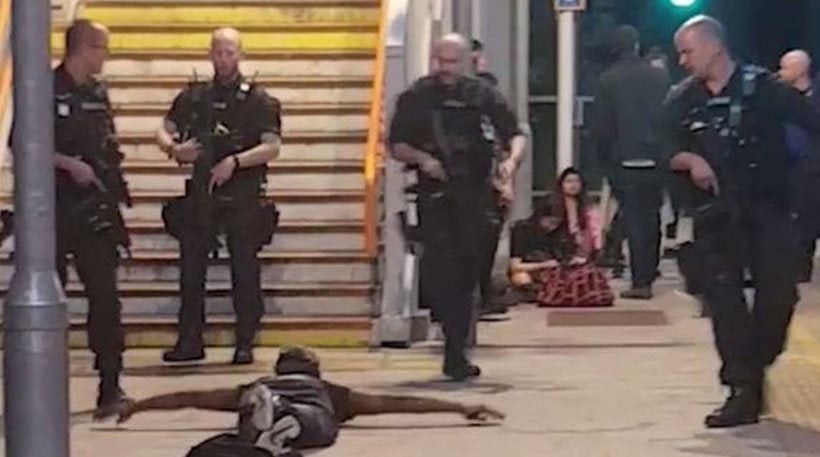 Τρόμος στο μετρό του Λονδίνου: Άνδρας απειλούσε τον κόσμο με όπλο και φώναζε ότι είναι ξάδερφος του μακελάρη του Μάντσεστερ – Δείτε βίντεο από τη σύλληψή του